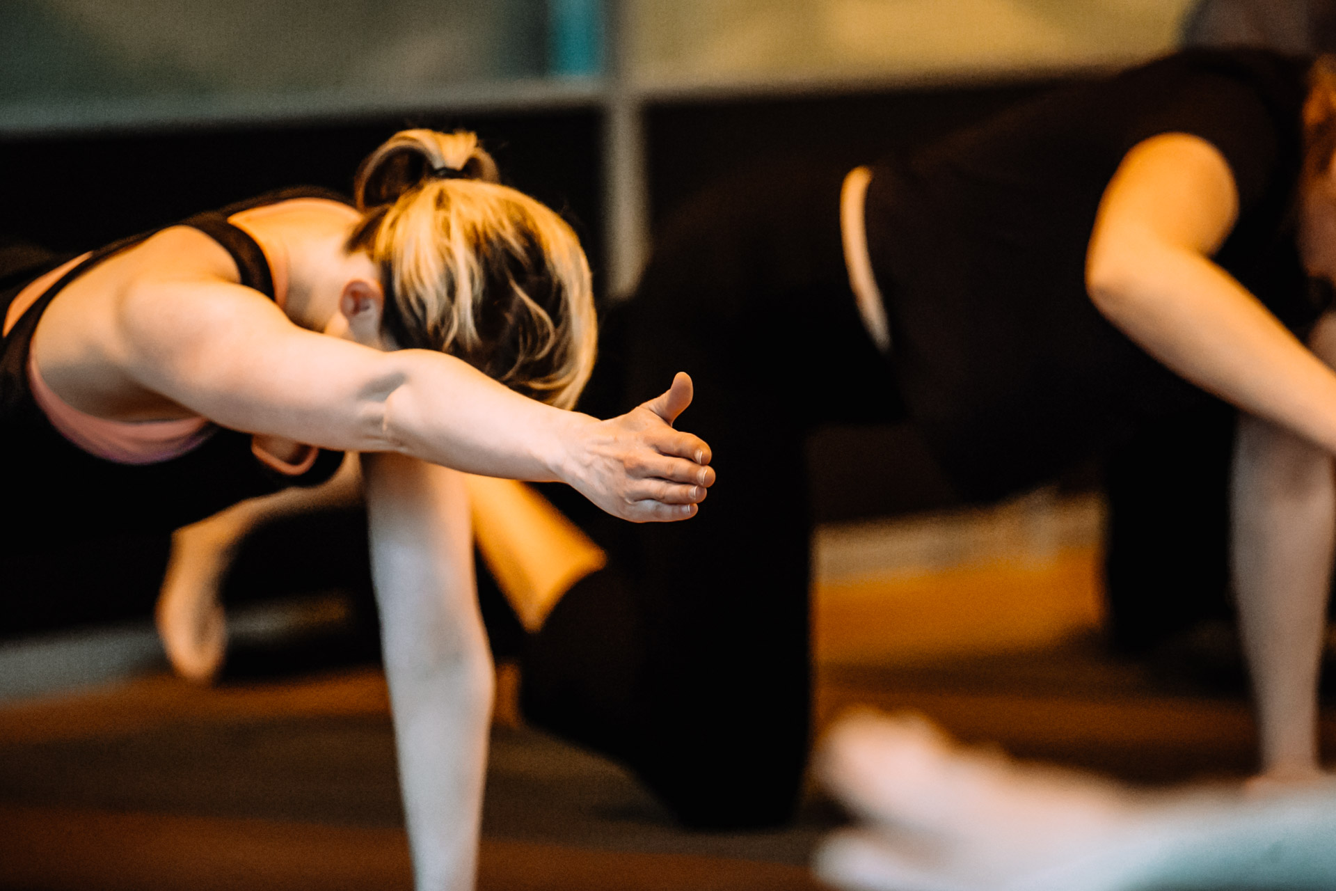 Core pilates wordt gedaan door een vrouw bij Het Sportlokaal