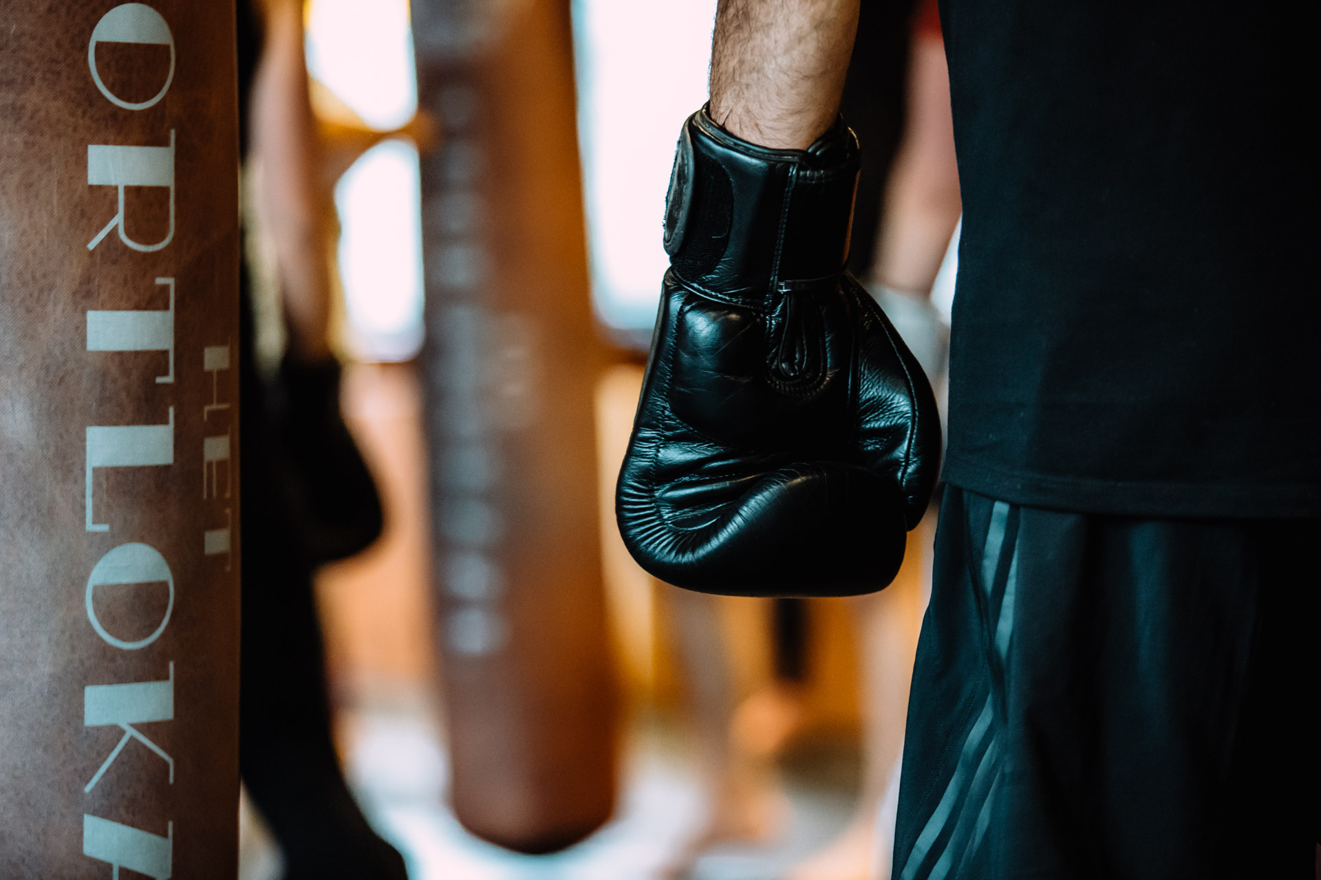 bokshandschoen van een sporter, tijdens de bokszaktraining