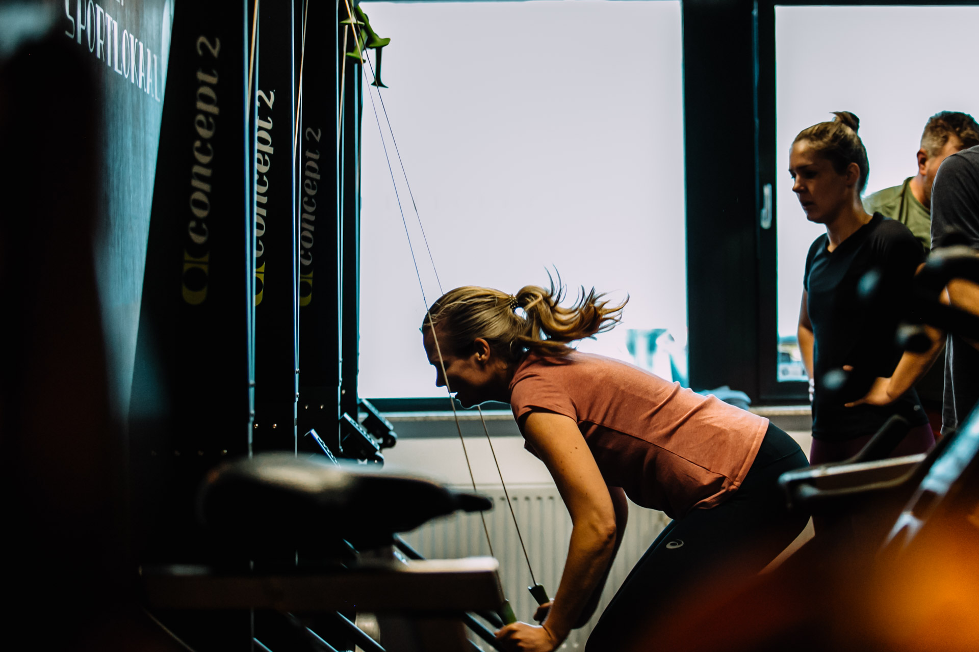 crossgym les, sporter gebruikt de SkiErg, Hiit and chill